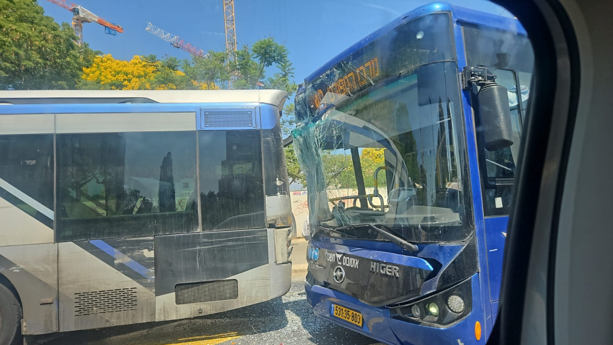 يافا: إصابة طفيفة لشخصين بحادث طرق بين حافلتين