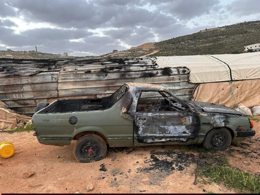 مستوطنون يحرقون مركبات ومنازل ويعتدون على فلسطينيين جنوب نابلس