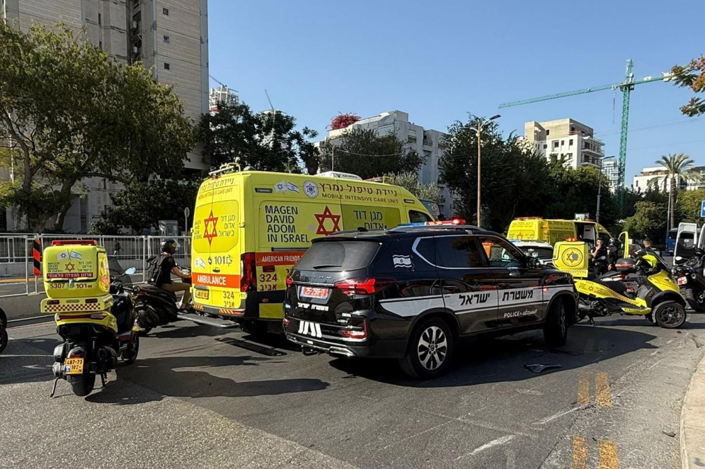 إصابة حرجة لراكب دراجة كهربائية بحادث طرق في تل ابيب