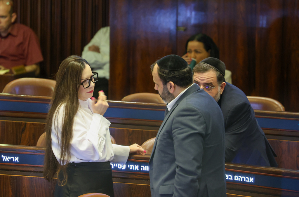 الكنيست يصادق نهائيًا على تمديد قانون يتيح للجيش والشاباك اختراق حواسيب كاميرات المراقبة