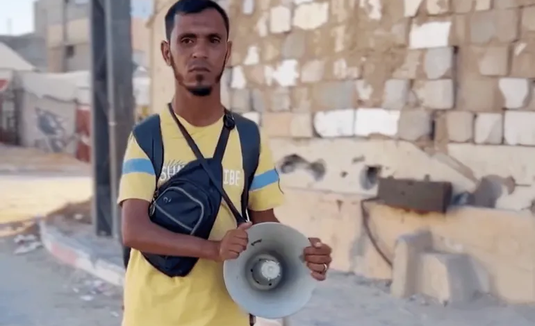 رغم الإعاقة والنزوح.. عيوش يذيع القرآن في شوارع غزة (شاه...