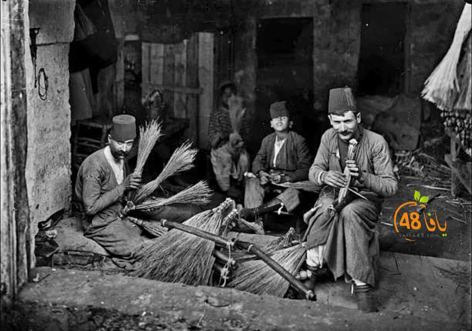 صورة نادرة لصانعي المكانس في يافا عام 1942