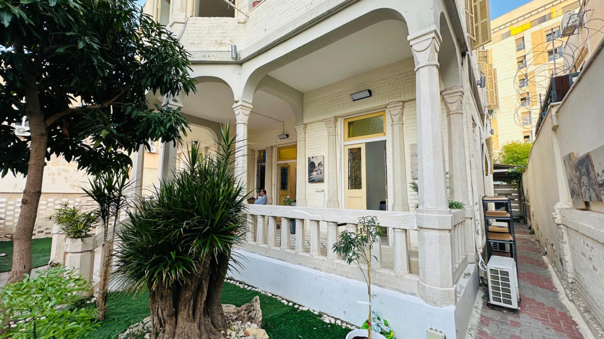 شاهد: جولة داخل بيت عائلة الأيوبي التاريخي في حي النزهة بيافا