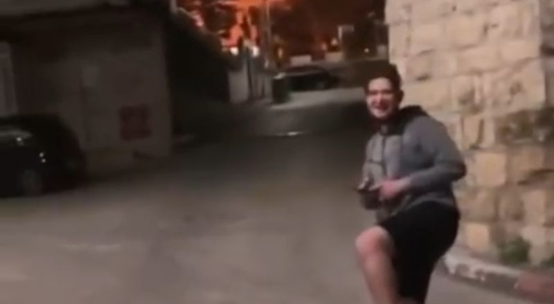 اعتداء صارخ .. فيديو لشاب يهودي يتبول على مسجد في أبو غوش