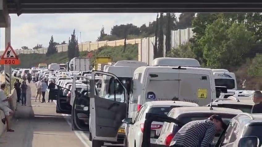 أزمة مرورية خانقة على شارع 431 جنوب الرملة بسبب عبوة ناسفة