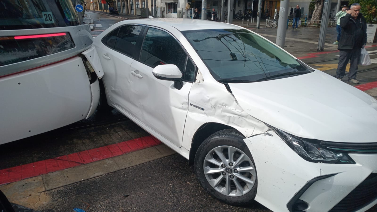 يافا: حادث طرق بين القطار الخفيف ومركبة في شارع شديروت يروشلايم