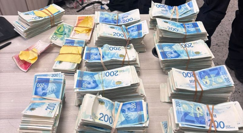 الشرطة: ضبط أكثر من مليون شيكل خلال مداهمة لمجمعات سكنية في اللد