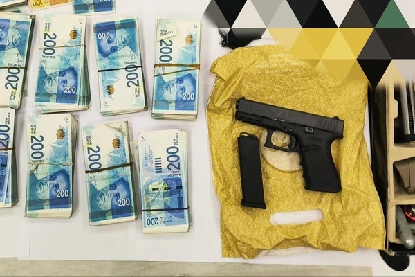 اللد: اعتقال زوجين بعد تفتيش منزل وضبط سلاح وذخيرة ومبلغ من المال