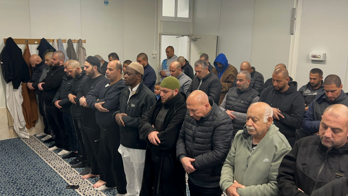 شعائر صلاتي العشاء والتراويح في مسجد باب الريان بمدينة يافا 