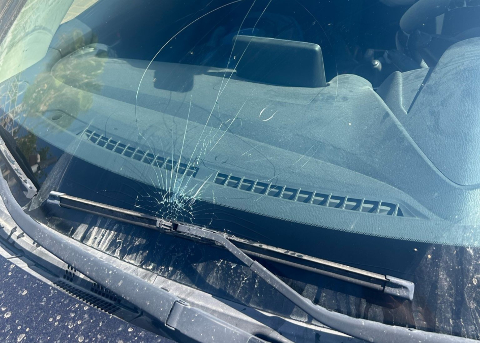 اللد: القاء حجر تجاه مركبة دون وقوع إصابات والشرطة تُحقق