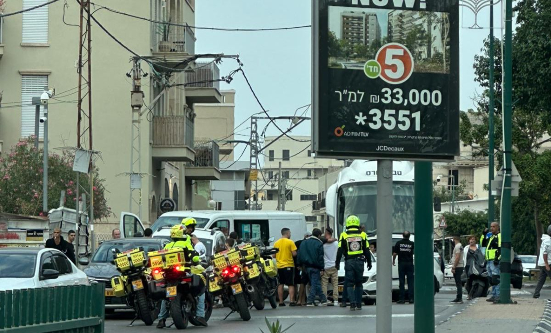 طواقم الإسعاف في موقع حادث طرق متسلسل وسط شارع ييفت بيافا .أزمة مرورية في المكان