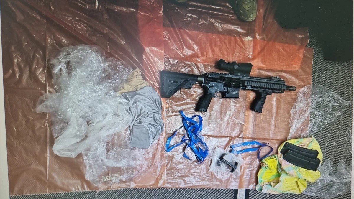 ضبط سلاح من نوع M16 ذخيرة ومعدات بيروتقنية خلال مداهمة نفّذها أفراد الشرطة في منزل بحي جبل المكبر