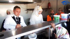 بالفيديو: عروسان يطعمان آلاف اللاجئين بدل اقامة حفل زفاف