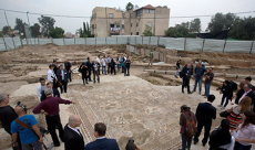 بالصور : الكشف عن مساحة فسيفساء أثرية باللد