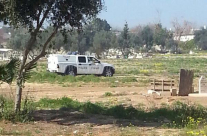 للمرة الثانية - قوى من الشرطة تداهم مقبرة "طاسو" بحجة البحث عن وسائل قتالية