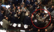  بالفيديو: عكاشة ُيضرب بالحذاء في البرلمان المصري