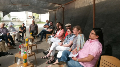 وفد من الحقوقيين والناشطين الامريكيين يزورون قرية دهمش 