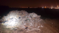 اللد: مخالفة سائق شاحنة بـ3000 شيكل بعد القاء النفايات في مكان عام 