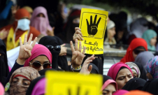 مصر.. تجريم شعار "رابعة" بقرار "رئاسي" وقضائي