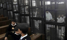 محكمة مصرية تحيل أوراق 14 من الإخوان إلى المفتي