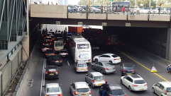  بالفيديو: اصابة خطرة لشخص ألقى بنفسه من فوق الجسر في شارع ايالون بتل ابيب