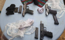 الشرطة: اعتقال رجل وسيدة بعد العثور في بيتهما على 3 مسدسات