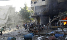 ارتفاع قتلى قصف النظام مخيما في ريف إدلب