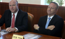 توقيف مقرب من نتنياهو بمطار اللد