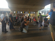 بالصور: ذوو الاحتياجات الخاصة يتظاهرون ويغلقون شوارع مطار اللد