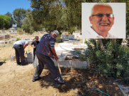 بالفيديو: الحاج نبيل سيف "أبو محمد" من يافا يُصّر على حفر قبر أخيه بيديه 