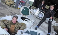 بالفيديو: أب بريطاني ينقل ولديه للمدرسة على ظهر دبابة