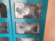 اللد: تهشيم زجاج بوابة المركز الجماهيري في حي المحطة 