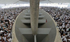 ضيوف الرحمن يرمون الجمرات أول أيام التشريق