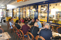  رشفة قهوة مع رئيس البلدية! .. لقاء يجمع خولدائي بنشطاء من يافا