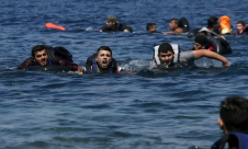 عشرات الضحايا والمفقودين بغرق قارب بالمتوسط