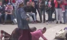 فيديو: جماهير هولندية ترمي اللاجئين السوريين بقطع نقدية