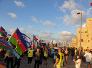 فيديو: تظاهرة حاشدة للجالية الأذربيجانية قرب ميناء يافا ضد أرمينا 