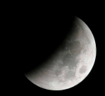 ليلة اليوم وحتى فجر غد: لا تنسوا مشاهدة خسوف القمر الجزئي في البلاد