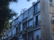  بالفيديو: للمرة الثانية - شاب يهدد بالانتحار قفزاً من أعلى بناية في مدينة يافا