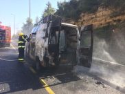 صور: احتراق مركبة بسيارة في شارع 1 باتجاه القدس