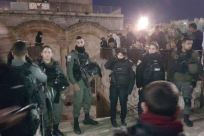   فيديو| اعتقال شابين وطرد المصلين من مصلى باب الرحمة بالاقصى 