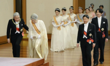 إمبراطور اليابان يقرر التخلي عن العرش