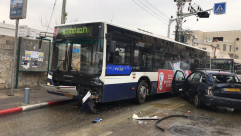 فيديو: تسّرب كميات من الزيوت في شارع ييفت يتسبب بحوادث مرورية وأزمة سير