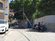  شاحنة تقتلع عامود شبكة الاتصالات من مكانه أمام بوابة مدرسة حسن عرفة الابتدائية بيافا