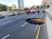 ظهور حفرة كبيرة في شارع ايلون السريع باتجاه يافا جنوباً