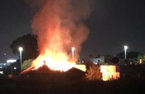 اللد: حريق داخل منزل مهجور والاطفائية تهرع للمكان 