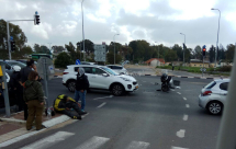  صور: اصابة متوسطة لسائق دراجة نارية بحادث طرق في الرملة 