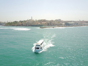 شاهد: لقطات ساحرة من الجو لخروج سفينة من مرفأ ميناء يافا إلى البحر 