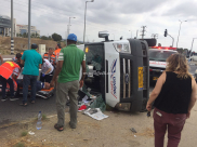  بالصور: إصابة شخصين وانقلاب مركبة بحادث طرق قرب مطار اللد 