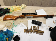  اللد: اعتقال 4 شبان بشبهة حيازة بندقية و4 مسدسات وقنابل يدوية